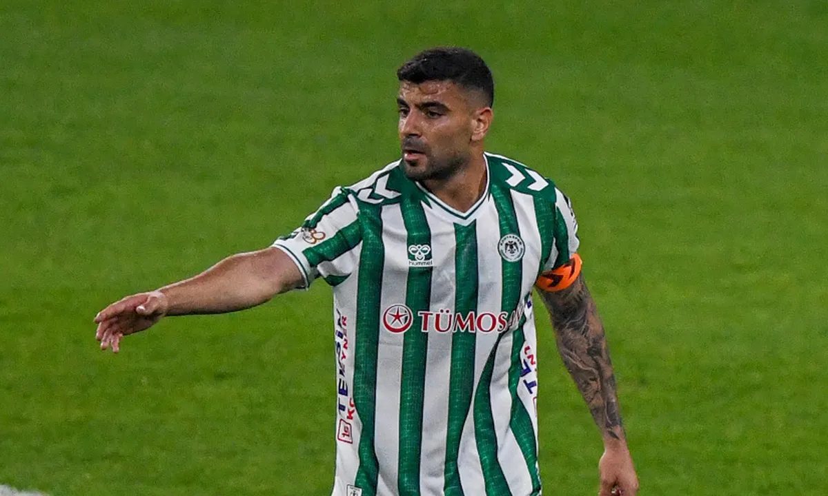Konyaspor'un yeşil-beyaz formalı kaptanı Adil Demirbağ sahada takım arkadaşlarına yön veriyor