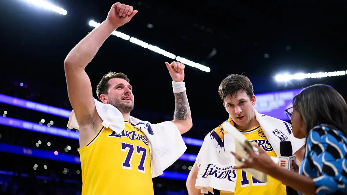 Sarı-mor Lakers formalı Luka Doncic, 77 numaralı formasıyla havlu omzunda kolunu kaldırıyor