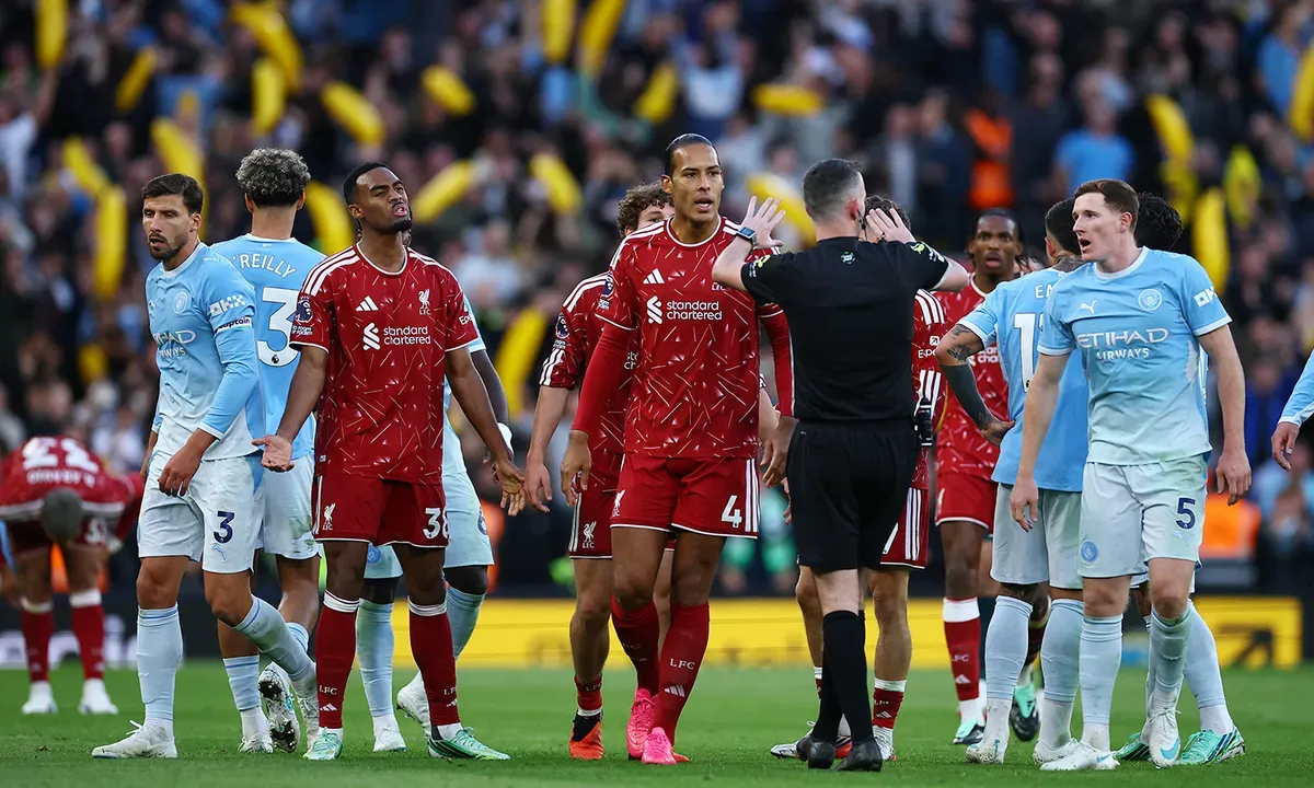 Anfield'da Liverpool ve Manchester City oyuncuları hakemin çevresinde tartışıyor