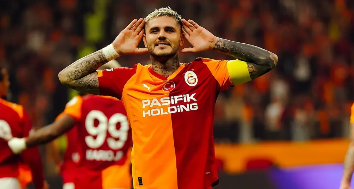 Galatasaray formalı Mauro Icardi, kulaklarına doğru ellerini götürerek taraftarı selamlıyor