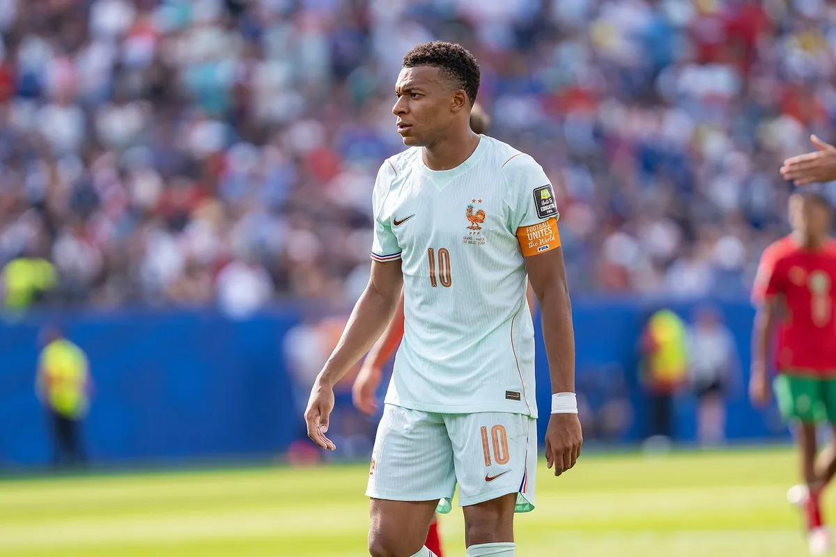 Kylian Mbappé, Fransa'nın açık renkli forması ve kaptanlık pazubendiyle sahada ilerliyor