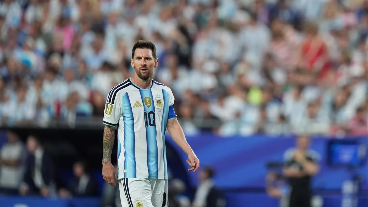Arjantin'in mavi-beyaz çizgili 10 numaralı formasıyla ve kaptan pazubendiyle Lionel Messi, kalabalık tribünün önünde sahada ileriye bakıyor