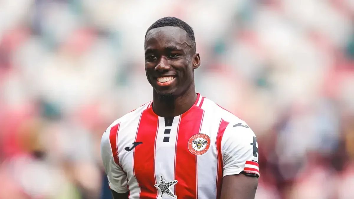 Brentford formalı Michael Kayode, sahada gülümsüyor