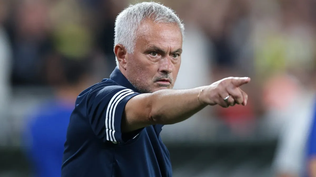 Jose Mourinho sahanın kenarında kolunu uzatarak bir yeri işaret ediyor