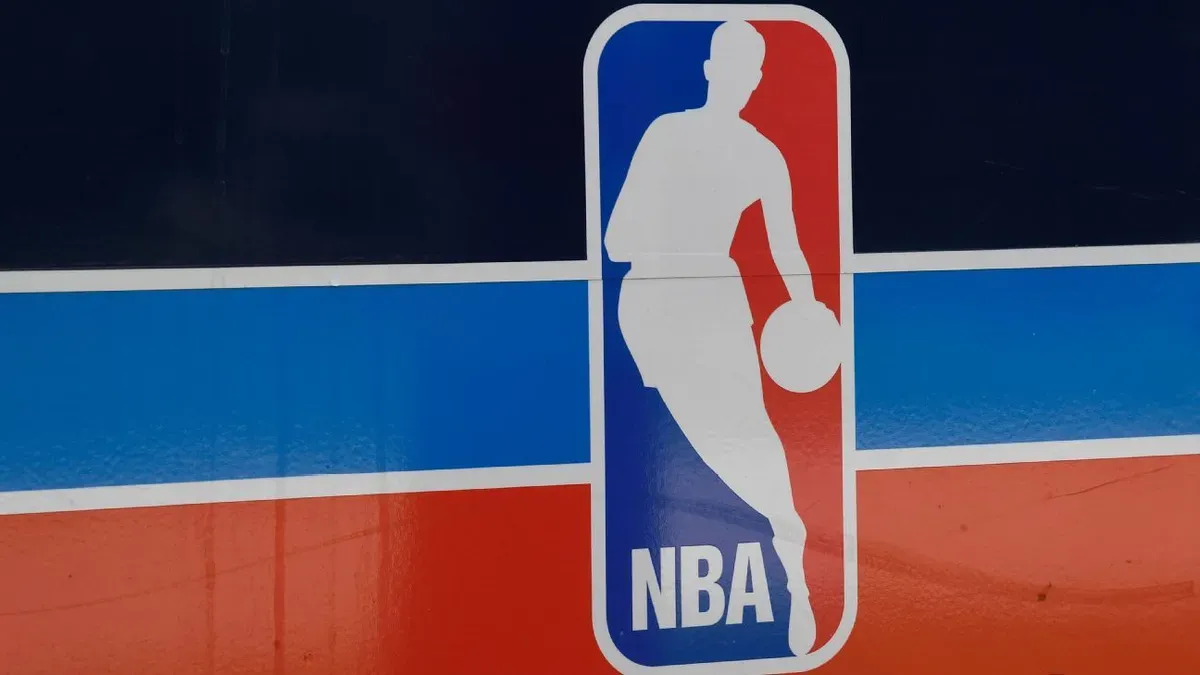 NBA logosu, parkenin mavi, kırmızı ve beyaz renkli zemin kenarında