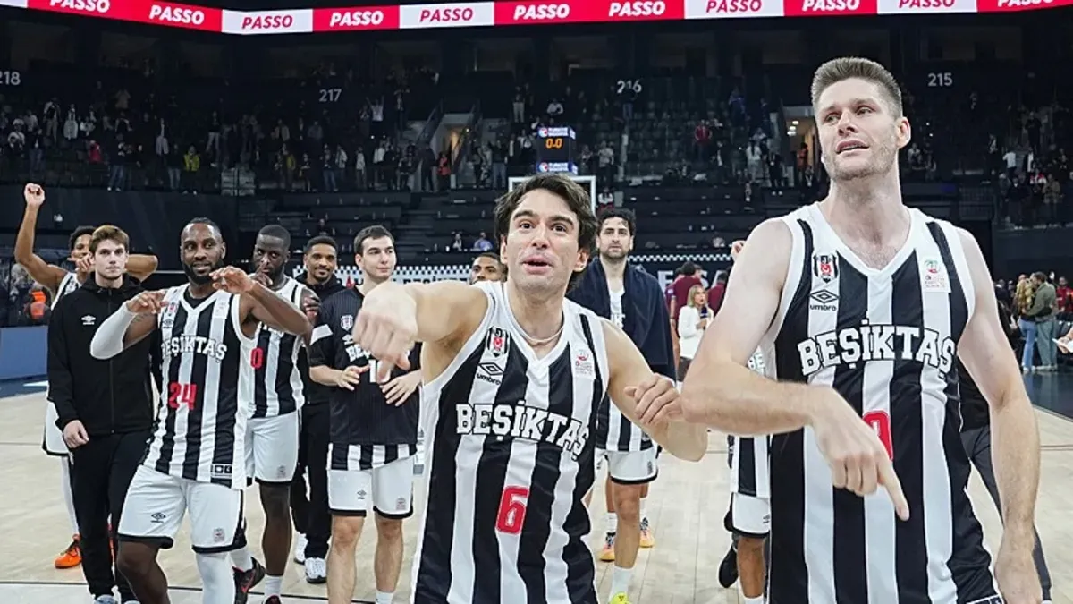 Beşiktaş basketbol oyuncuları EuroLeague maçının ardından seyircileri selamlıyor