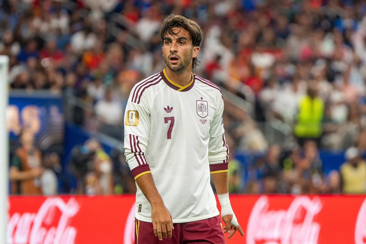 Ferran Torres, İspanya'nın 7 numaralı bordo-beyaz formasıyla sahada bakıyor