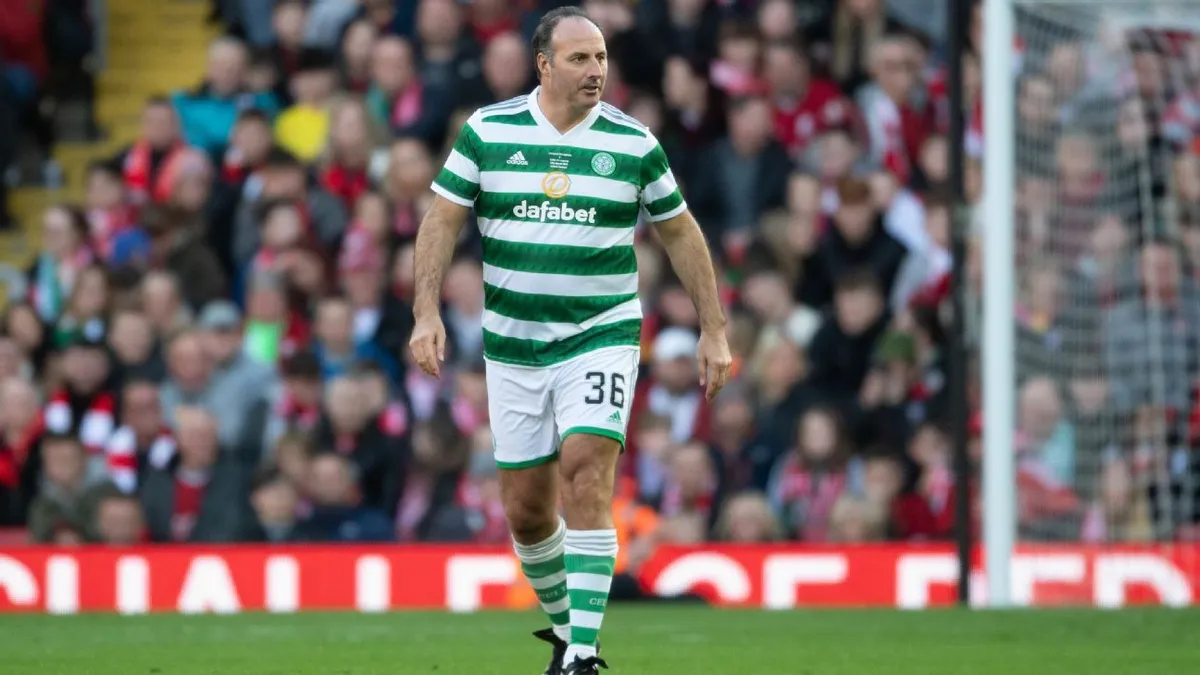 Ramon Vega, Celtic efsaneler takımının formasıyla sahada yürüyor