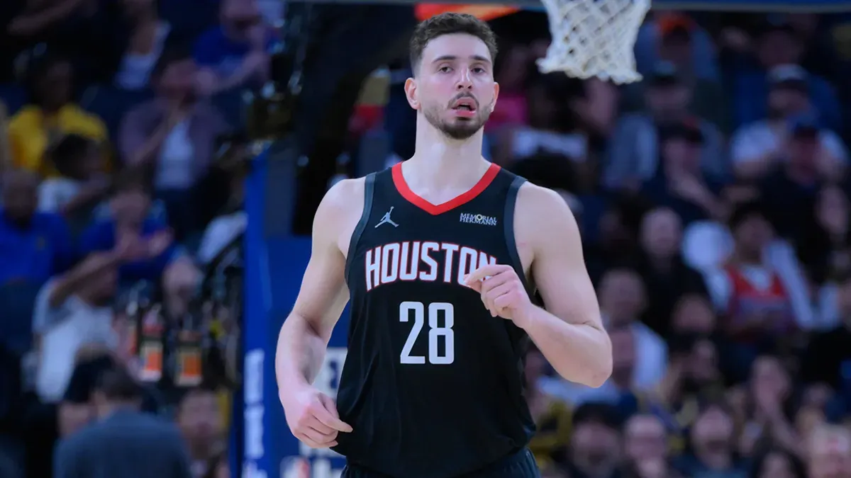 Houston Rockets formalı Alperen Şengün, 28 numaralı siyah formasıyla sahada duruyor