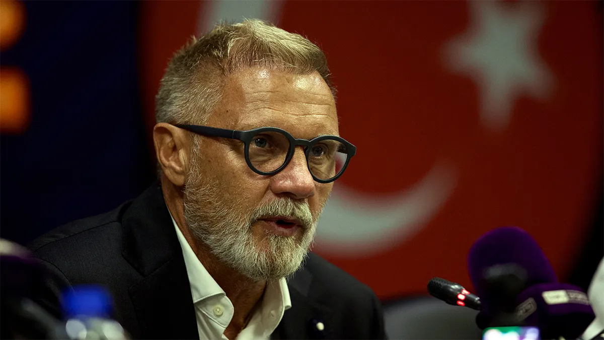 Samsunspor Teknik Direktörü Thorsten Fink gözlüğüyle basın toplantısında konuşuyor