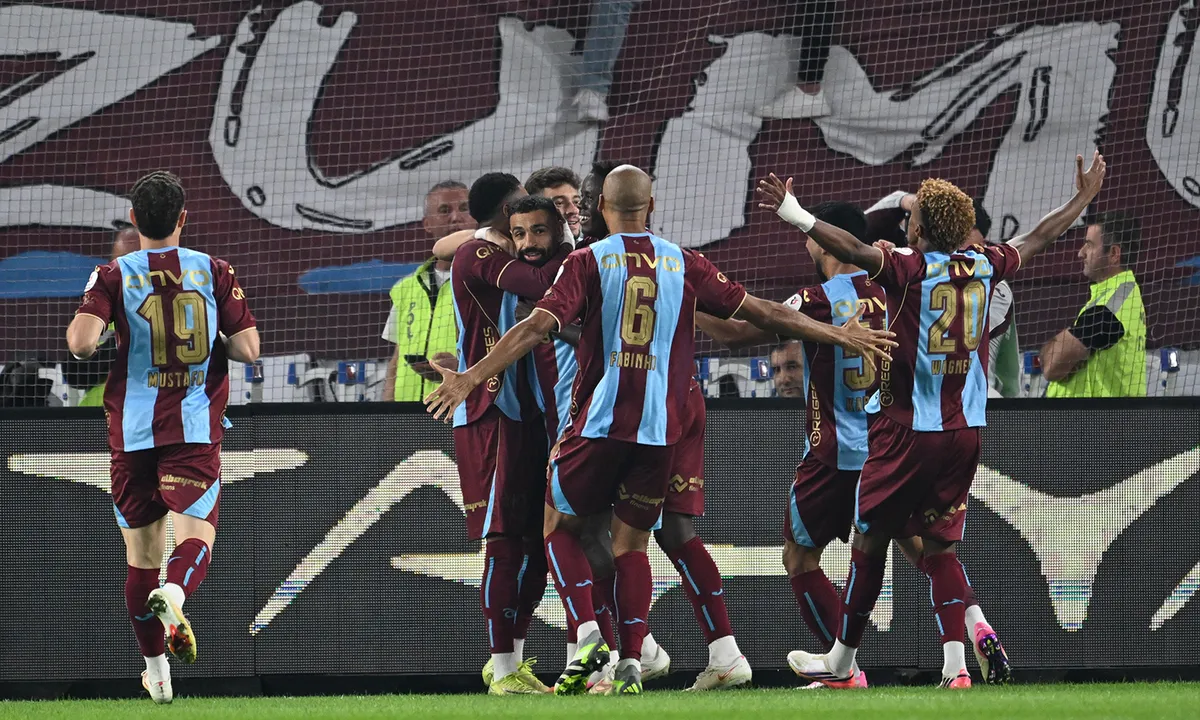Trabzonspor oyuncuları bordo-mavi formalarıyla gol sevincini birlikte kutluyor