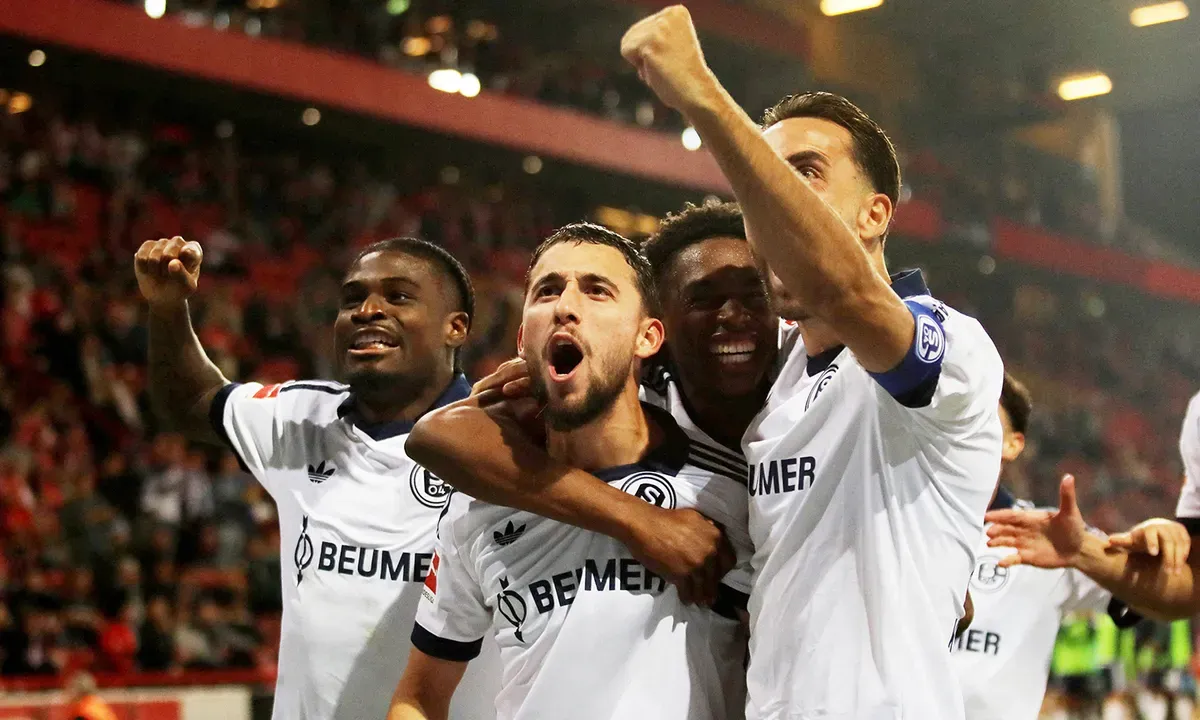 Schalke oyuncuları beyaz formalarıyla Kenan Karaman'ın golünü kutluyor