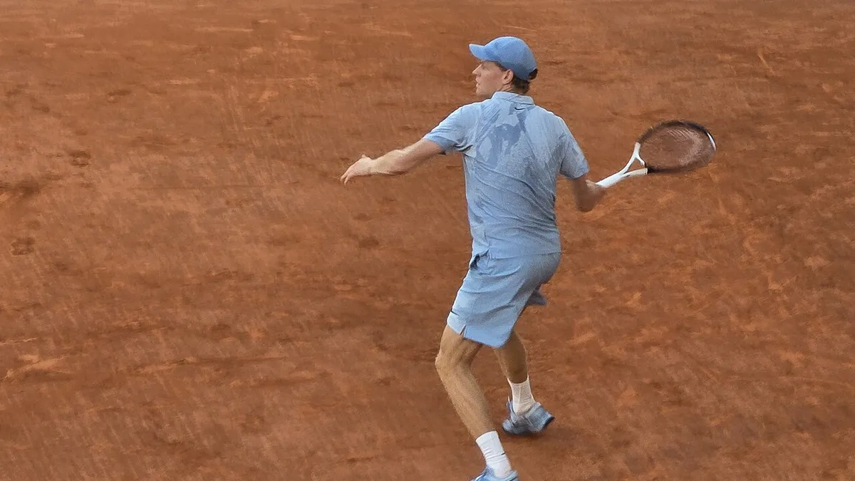 Mavi kıyafetli Jannik Sinner, Roland Garros'ta kil kortta forehand vuruşuna hazırlanıyor