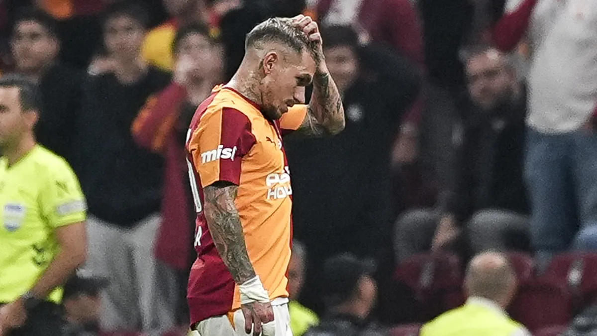 Galatasaray formalı Lucas Torreira, kırmızı kart sonrası elini başına götürerek sahayı terk ediyor