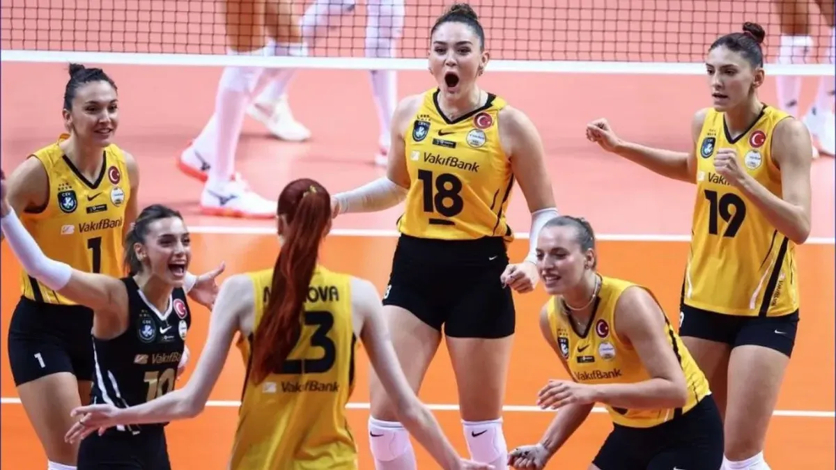 VakıfBank'lı voleybolcular sayı sonrası sevinç yaşıyor