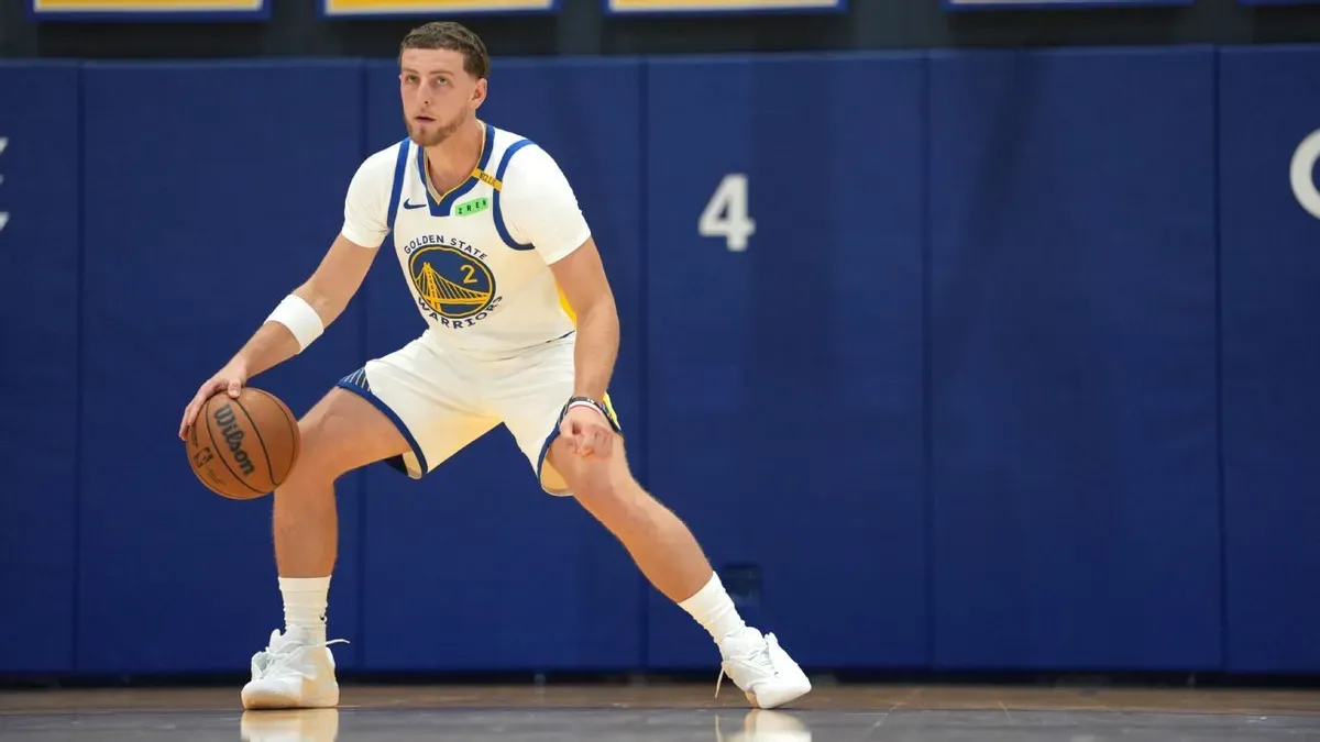 Golden State Warriors formalı Brandin Podziemski antrenmanda topu sürüyor
